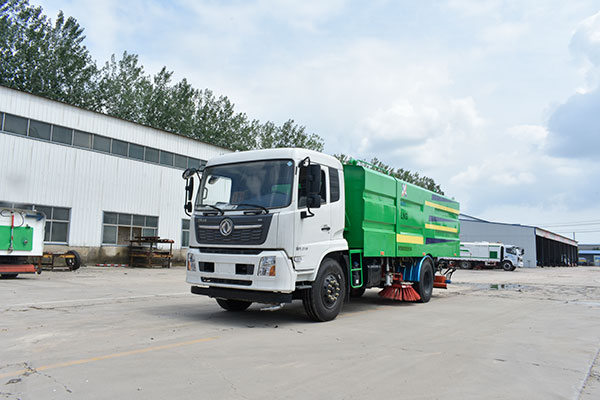 东风吸泥吸水滚扫式洗地车